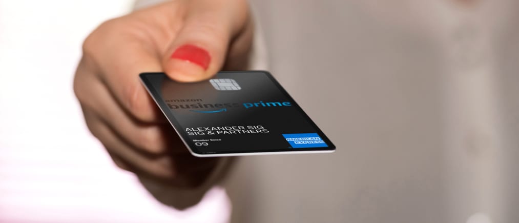 Eine Frau hält eine Kreditkarte in der Hand