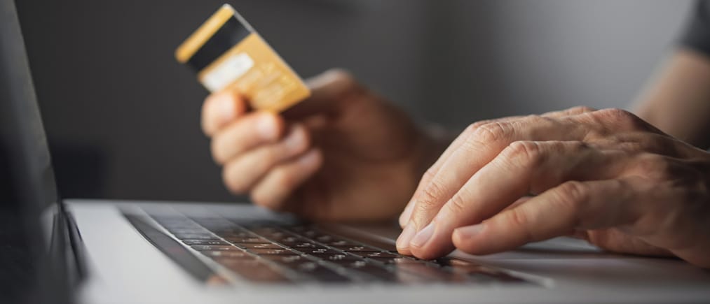 Nahaufnahme von Kreditkarte und Laptop während des Online-Shoppings
