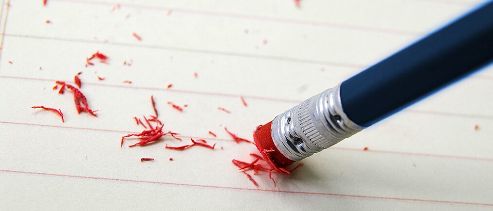 Nahaufnahme von einem Radiergummi eines Bleistiftes zur Korrektur eines Fehlers