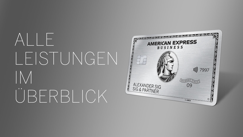 Foto einer silbernen American Express Platinum Card vor einem grauen Hintergrund. 