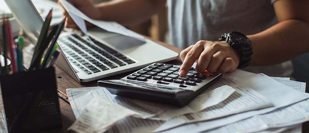 Men is calculating the cost of the bill. She is pressing the calculator.