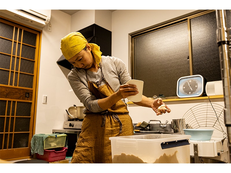 自然発酵種は日によって違う表情を見せるという。「お味噌みたいに、違う人がこねると味が変わる気がします」と西村さん。