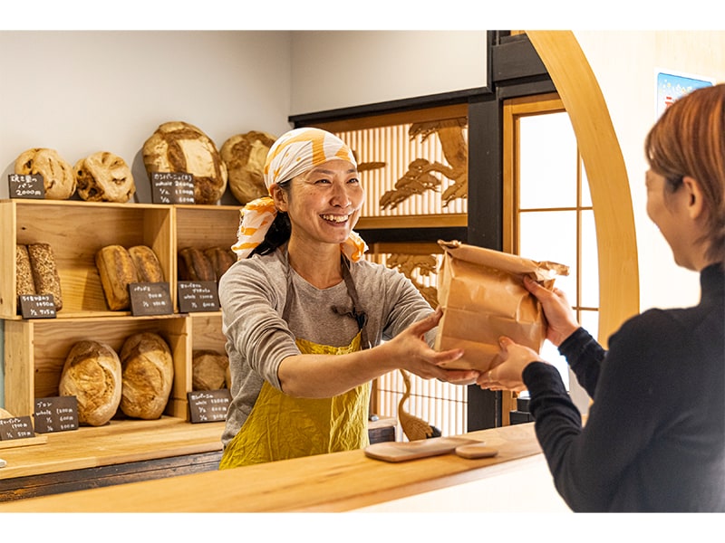 美しいパンが並ぶ店内。パンはカウンターから注文し、西村さんが紙袋に入れて手渡してくれるスタイルだ。