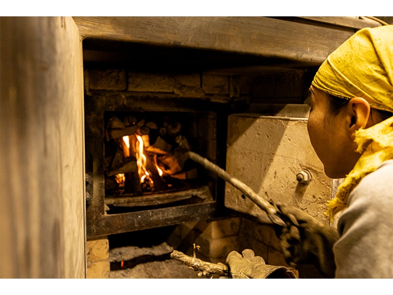 薪窯の火入れは朝の4時半。その後10分おきに薪をくべたり、灰を落としたりと薪窯の様子を見つつパンをこねる。一人でこなすにはなかなかの重労働だ。 