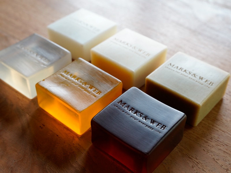 石鹸という日用品を「選んで買う」ことができるのもマークスアンドウェブの魅力の一つ。写真は、6種類の香りから選べるモイスチャーフェイスソープ。