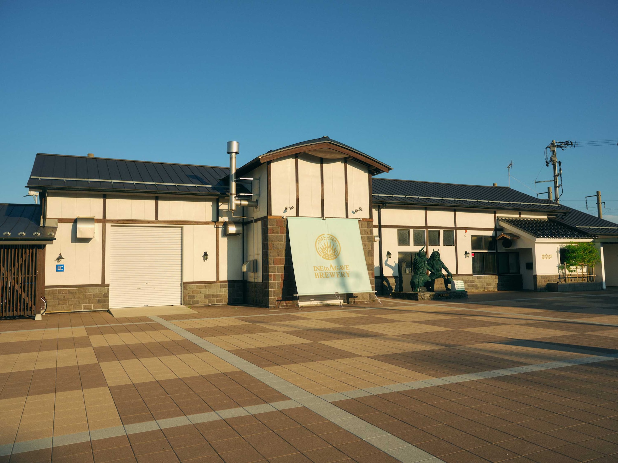 旧JR男鹿駅の駅舎を活用し、中には左から醸造所とオフィス、右側にレストラン「土と風」が入る