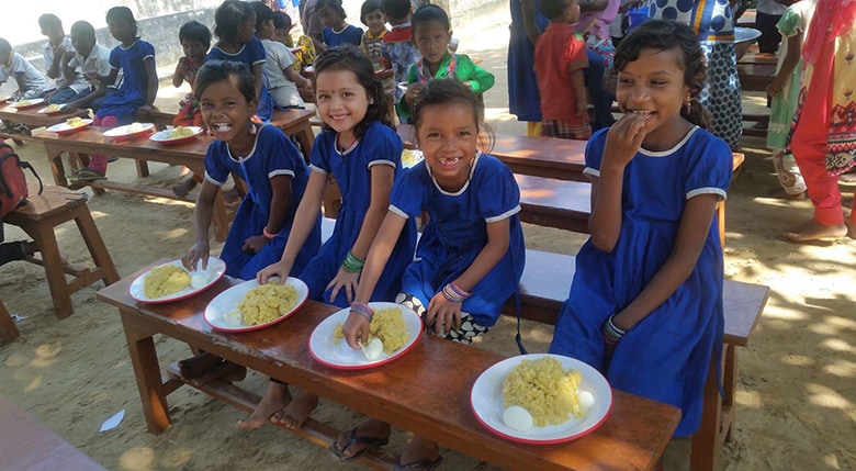 「Food for Happiness Program」を通じて提供された学校給食を食べる子どもたち。