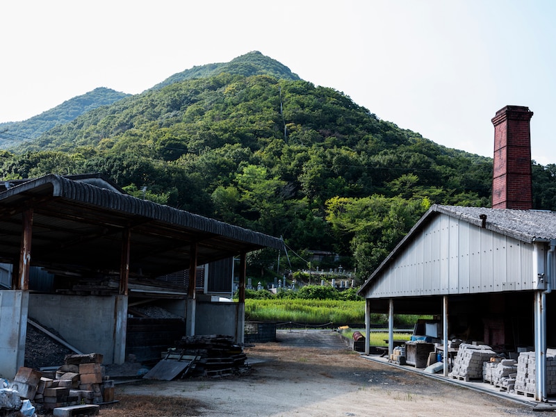 IZURUの工房はJR赤穂線の伊部駅より１kmほどのところにある。周囲を山で囲まれた自然豊かな環境だ。