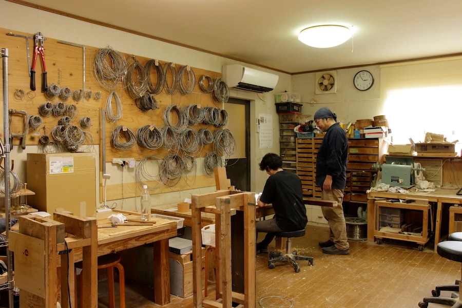 琵琶湖畔にある中川木工芸比良工房には日本全国から若いスタッフが集まっている。木桶の技術を次の世代へ引き継ぐことで、中川氏は新しい挑戦ができているという。