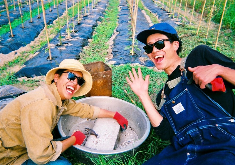 加藤靖崇氏（左）と上原和人氏。「みなと組」はこの二人から成る“アイドル農家”ユニット