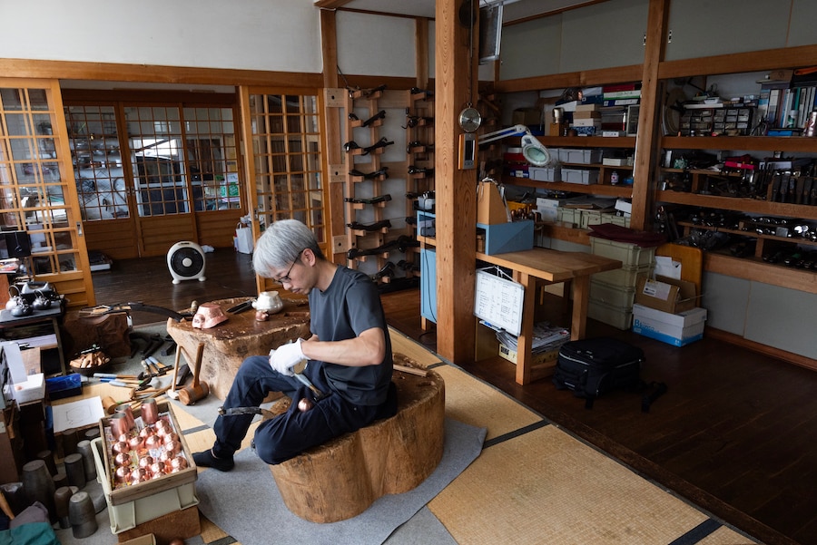 工房には父の西片正氏と弟の西片浩氏（写真）の3人の作り手がいる。浩氏は最近ではビアタンブラーの製作に力を入れているそう。